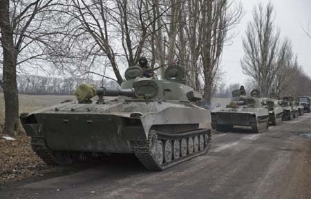 Ukraine thừa nhận ngừng bắn, bắt đầu rút vũ khí hạng nặng - 1 Xe tăng của phe ly khai trên đường rút khỏi chiến tuyến tại Donetsk ngày 26/2 (Ảnh: AP