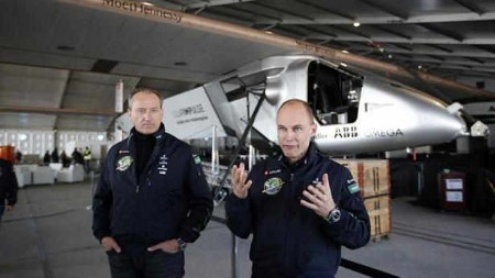 Máy bay năng lượng mặt trời thử sức bay vòng quanh thế giới - 1 Andre Borschberg (trái) và Bertrand Piccard tại Dubai trước chuyến bay (Ảnh: