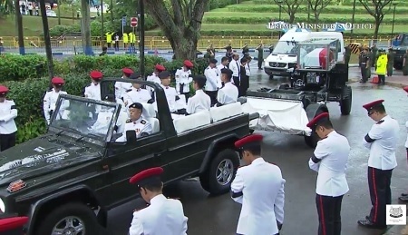 Đội lính danh dự cúi chào đoàn xe rước tại sân đại học quốc gia Singapore