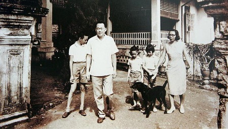 Lý Quang Diệu - người cha đáng tự hào - 1 Ông Lý Quang Diệu cùng vợ và các con trong một bức ảnh cũ (Ảnh: Lee Family)