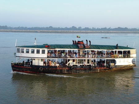 Hệ thống phà tại Myanmar thường chịu cảnh quá tải (Ảnh: Internet)