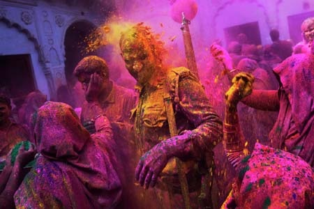 Một sỹ quan cảnh sát tại lễ hội Holi ở Vrindavana, Ấn Độ hôm 6/3. (Ảnh: AP)