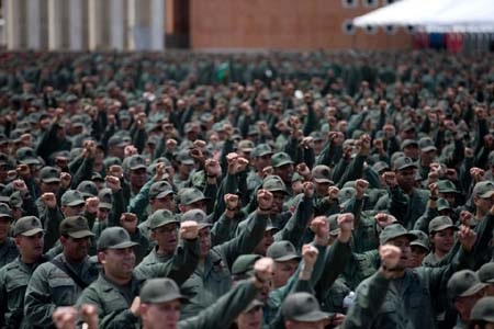 Venezuela huy động 100.000 người tập trận "răn đe" Mỹ - 1 Các binh sỹ Venezuela tham gia một cuộc mít tinh tại Caracas ngày 14/3 (Ảnh: