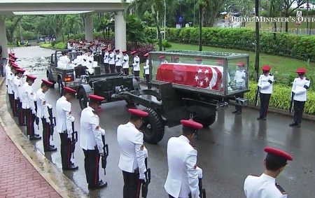Biển người Singapore đội mưa tiễn đưa cố Thủ tướng Lý Quang Diệu - 4 Lực lượng cảnh sát thực hiện nghi thực chào đoàn xe tang