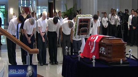Cận cảnh lễ rước linh cữu ông Lý Quang Diệu tới tòa nhà quốc hội Singapore - 15 Thành viên gia đình ông Lý Quang Diệu nghiêng mình trước linh cữu