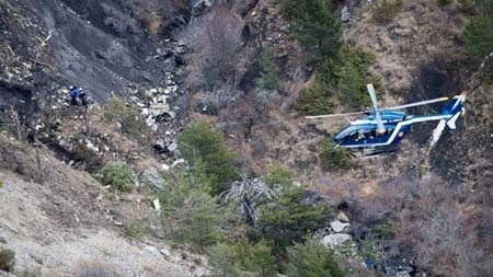 Hộp đen thứ 2 của máy bay Đức hỏng nặng hơn chiếc đầu tiên - 1 Một trực thăng bay trên khu vực có nhiều mảnh vỡ vương vãi (Ảnh: EPA)