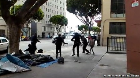 Lộ clip cảnh sát Mỹ bắn chết người vô gia cư Los Angeles - 1 Hình ảnh về cuộc ẩu đả trước vụ nổ súng (Ảnh: Facebook)