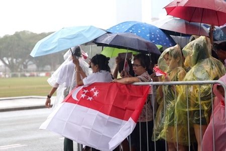 Biển người Singapore đội mưa tiễn đưa cố Thủ tướng Lý Quang Diệu - 24 Thời tiết tại Singapore chuyển âm u và mưa lớn khi giờ cử hành tang lễ đến gần