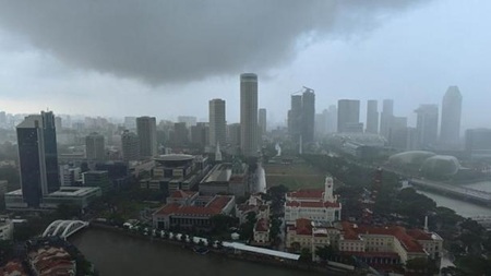 Thời tiết tại Singapore chuyển âm u và mưa lớn khi giờ cử hành tang lễ đến gần