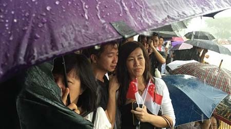 Biển người Singapore đội mưa tiễn đưa cố Thủ tướng Lý Quang Diệu - 21 Người dân phải dùng ô để che mưa trong khi chờ đợi đoàn rước