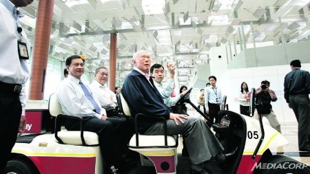 Lý Quang Diệu và phép màu kinh tế tại Singapore - 1 Ông Lý Quang Diệu (áo đen) trong lần thị sát sảnh số 3 sân bay Changi (Ảnh: Media Corp)