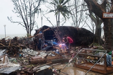 Siêu bão mạnh hơn 300km/h san phẳng quốc đảo Vanuatu - 7 Xem clip