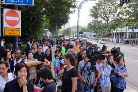 Cận cảnh lễ rước linh cữu ông Lý Quang Diệu tới tòa nhà quốc hội Singapore - 3 Người dân và phóng viên tập trung đông nhất trước tòa nhà Quốc hội