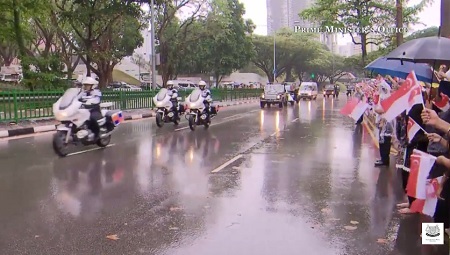Biển người Singapore đội mưa tiễn đưa cố Thủ tướng Lý Quang Diệu - 9 Tại mỗi nơi đoàn xe đi qua, đám đông đều vẫy cờ và hô vang tên nhà lãnh đạo quá cố Lý Quang Diệu