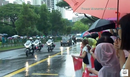 Biển người Singapore đội mưa tiễn đưa cố Thủ tướng Lý Quang Diệu - 7 Tại mỗi nơi đoàn xe đi qua, đám đông đều vẫy cờ và hô vang tên nhà lãnh đạo quá cố Lý Quang Diệu