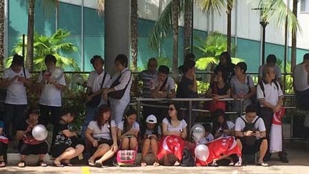 Biển người Singapore đội mưa tiễn đưa cố Thủ tướng Lý Quang Diệu - 29 Linh cữu cố Thủ tướng bắt đầu rời tòa nhà quốc hội