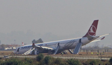 Máy bay Thổ Nhì Kỳ chở 238 người lao khỏi đường băng - 1 Chiếc Airbus A-330 của Turkish Airlines bị hư hỏng phía mũi sau khi lao khỏi đường băng (Ảnh: AP)