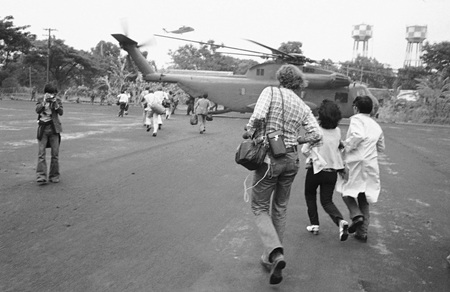 Những bức ảnh khó quên về chiến tranh Việt Nam (2) - 25 Người Mỹ và người Việt đổ dồn về phía một trực thăng di tản khỏi Sài Gòn, ngày 29/4/1975.