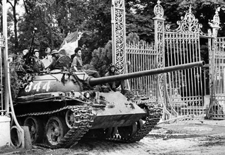 Người Mỹ và người Việt đổ dồn về phía một trực thăng di tản khỏi Sài Gòn, ngày 29/4/1975.