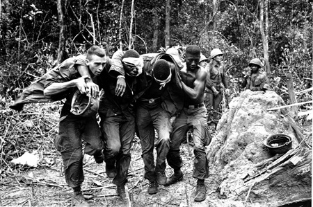 Những bức ảnh khó quên về chiến tranh Việt Nam (1) - 15 Binh sỹ lực lượng kỵ binh Mỹ đổ bộ xuống bãi biển Qui Nhơn tháng 9/1965.