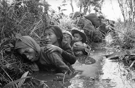 Những bức ảnh khó quên về chiến tranh Việt Nam (1) - 18 Bom xăng bùng cháy thành cầu lửa trong một trận càn của lính Mỹ tại miền Nam Việt Nam năm 1966.