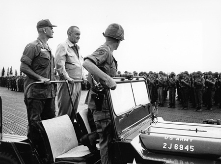 Những bức ảnh khó quên về chiến tranh Việt Nam (1) - 26 Những hố bom chi chít trên mặt ruộng sau khi B-52 ném bom một khu vực phía Tây Sài Gòn năm 1966.
