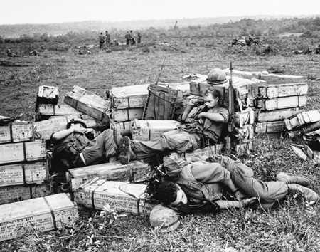 Những bức ảnh khó quên về chiến tranh Việt Nam (1) - 27 Những hố bom chi chít trên mặt ruộng sau khi B-52 ném bom một khu vực phía Tây Sài Gòn năm 1966.