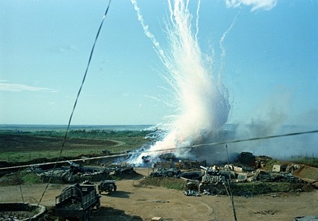 Những bức ảnh khó quên về chiến tranh Việt Nam (1) - 28 Những hố bom chi chít trên mặt ruộng sau khi B-52 ném bom một khu vực phía Tây Sài Gòn năm 1966.