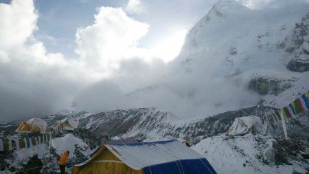Có khoảng 700 người leo núi tại Everest khi lở tuyết xảy ra (Ảnh: Daily Mail)