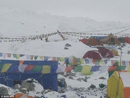 Cận cảnh trận động đất kinh hoàng tàn phá Nepal - 16 Không ít ngôi lều bị tuyết và đá lở làm hư hại (Ảnh: Azim)