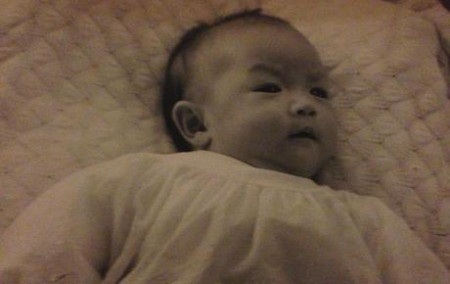 “Bé gái” đến Úc trong hộp đựng giày khắc khoải tìm lại cội nguồn Việt - 1 Le Thi Ha trong một bức ảnh cũ chụp năm 1975 (Ảnh: NVCC)