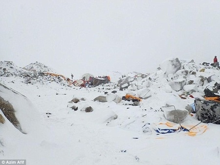 Cận cảnh trận động đất kinh hoàng tàn phá Nepal - 15 Trên dãy Everest, một số người leo núi người Anh đã bị tuyết lở sau động đất (Ảnh: Azim)