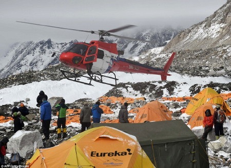 Ít nhất 18 người leo núi đã thiệt mạng vì lở tuyết tại Everest (Ảnh: AFP)