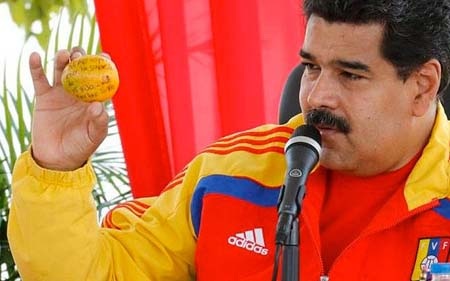 Tổng thống Venezuela tặng nhà cho thủ phạm ném xoài vào đầu ông - 1 Tổng thống Venezuela tặng nhà cho thủ phạm ném xoài vào đầu ông