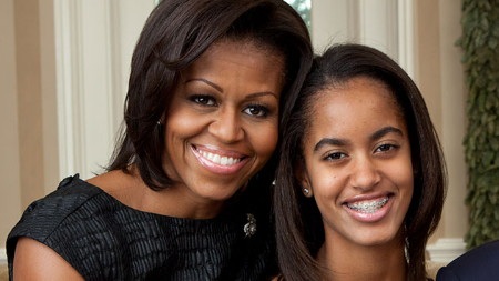 Mật vụ Mỹ dạy ái nữ nhà Obama lái xe - 1 Bà Michelle Obama và con gái (Ảnh: