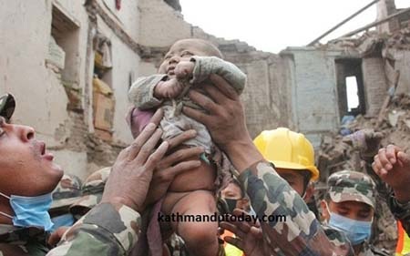 Nepal: Thiếu niên sống sót thần kỳ sau 5 ngày bị vùi lấp - 2 Bé trai 4 tháng tuổi Sonit Awal được giải cứu hôm Chủ nhật tại thành phố Bhaktapur (Ảnh: