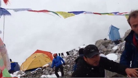 Người leo núi tháo chạy khi lở tuyết tràn qua khu trại (Ảnh: Daily Mail)