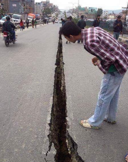 Một tuyến đường tại Kathmandu, Nepal bị động đất xé toác (Ảnh: ANI)