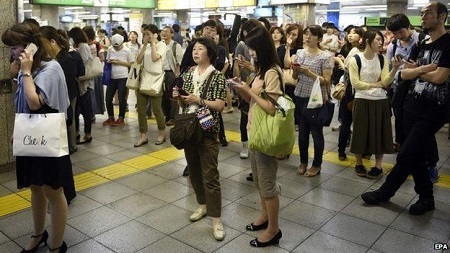 Động đất 8,5 độ richter rung chuyển Tokyo - 1 Nhiều đoàn tàu bị tạm dừng khiến nhiều hành khách gặp khó khăn khi di chuyển (Ảnh: EPA)