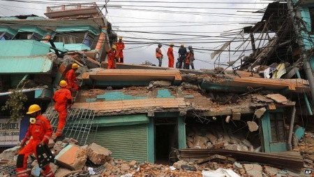 Động đất kéo thủ đô Nepal dịch chuyển 3 mét trong 30 giây - 1 Thủ đô Kathmandu của Nepal tan hoang sau động đất (Ảnh: