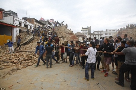 Cận cảnh trận động đất kinh hoàng tàn phá Nepal - 4 Rất nhiều công trình lịch sử tại thủ đô Kathmandu đã bị động đất làm hư hại nặng (Ảnh: AP)