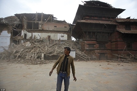 Cận cảnh trận động đất kinh hoàng tàn phá Nepal - 3 Rất nhiều công trình lịch sử tại thủ đô Kathmandu đã bị động đất làm hư hại nặng (Ảnh: AP)