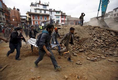 Nepal: Nhiều người chạy khỏi thủ đô, số người chết tăng lên hơn 4.200 - 1 Lực lượng cứu hộ tại Nepal đang phải chạy đua với thời gian (Ảnh: