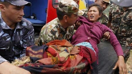 Nepal tuyên bố 3 ngày quốc tang, hơn 5.000 người đã thiệt mạng - 1 Số người chết và bị thương vì động đất tại Nepal tiếp tục tăng (Ảnh: AP)
