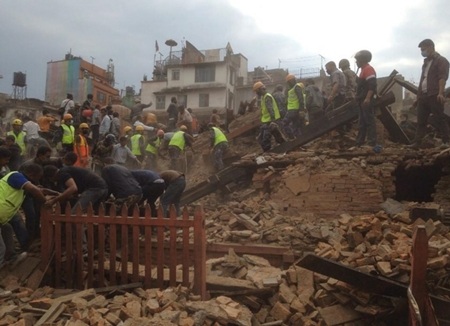 Cận cảnh trận động đất kinh hoàng tàn phá Nepal - 5 Rất nhiều công trình lịch sử tại thủ đô Kathmandu đã bị động đất làm hư hại nặng (Ảnh: AP)