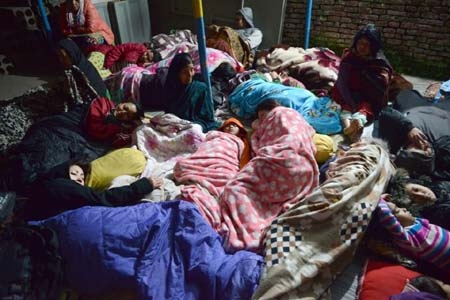 Nepal: Nhiều người chạy khỏi thủ đô, số người chết tăng lên hơn 4.200 - 2 Rất nhiều người Nepal đã phải rời bỏ nhà cửa để lãnh nạn trong các lều tạm (Ảnh: