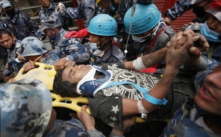 Nepal: Thiếu niên sống sót thần kỳ sau 5 ngày bị vùi lấp - 1 Tamang được giải cứu sau 5 ngày bị vùi lấp và khá tỉnh tảo (Ảnh: BBC)