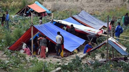 Thủ tướng Nepal cảnh báo 10.000 người có thể đã chết vì động đất - 2 Rất nhiều người dân Nepal phải rời bỏ nhà cửa, lánh nạn trong lều tạm bợ (Ảnh: AFP)