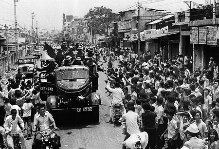 Người Sài Gòn nô nức đón quân giải phóng ngày 30/4/197