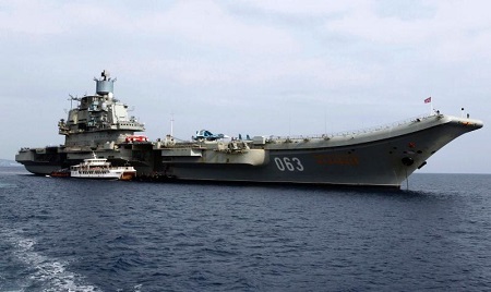 Nga sẽ đóng tàu sân bay 5 tỷ USD có một không hai - 1 Tàu sân bay Đô đốc Kuznetsov của Nga hiện chủ yếu phục vụ huấn luyện (Ảnh: RT)